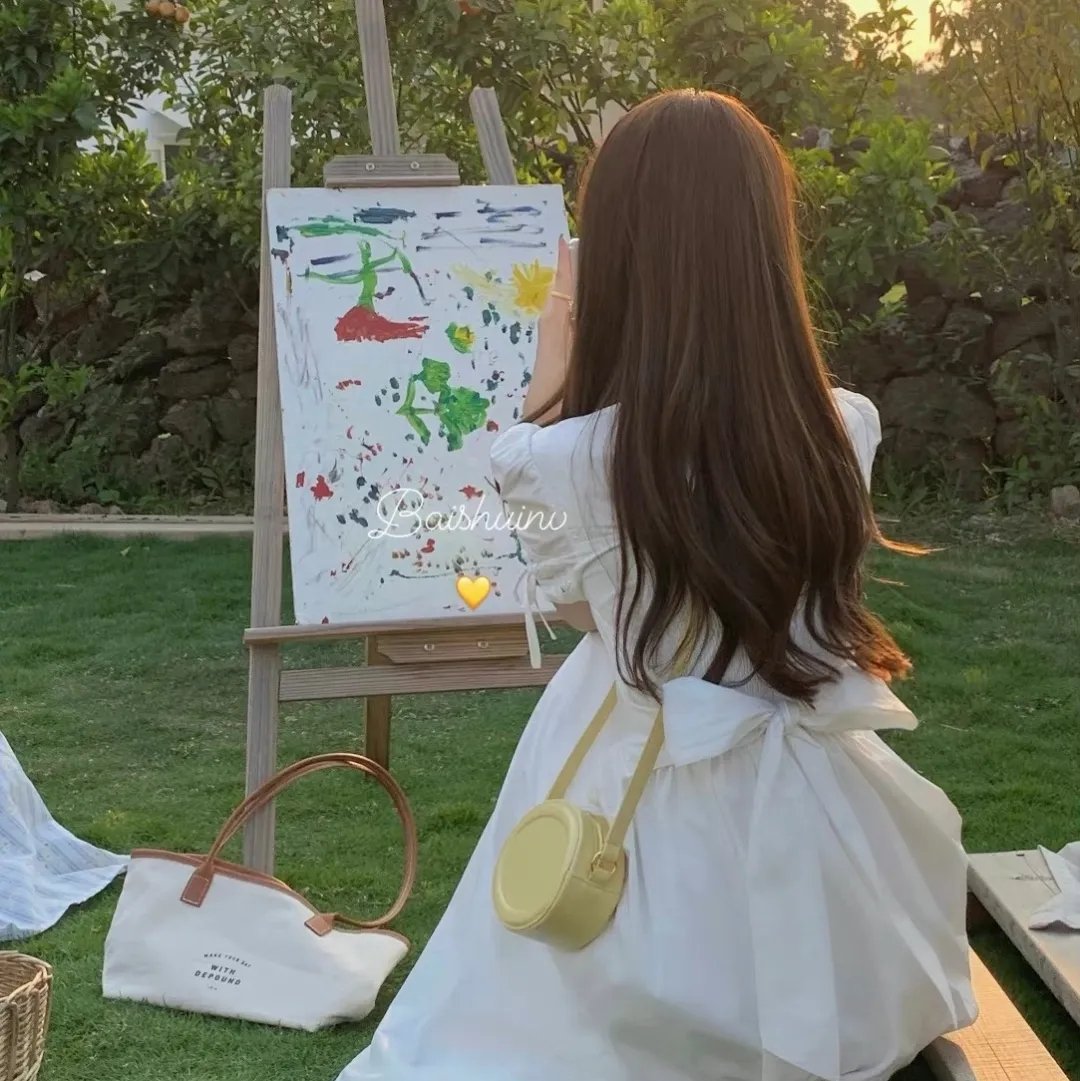 圆肚子女孩